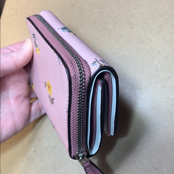 (SOLD)NWT. Coach Small trifold wallet graphic - Picture 3 of 6